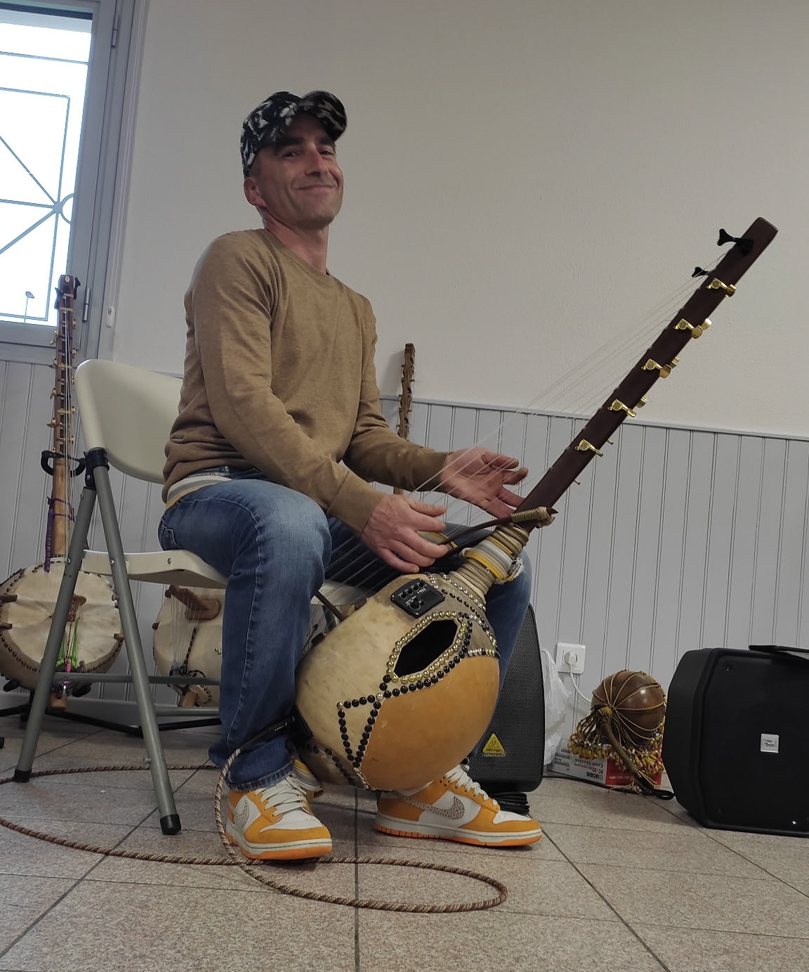 Vue d'un instrument en calebasse : le goni